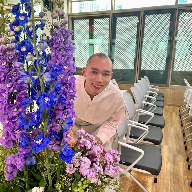 Kehadiran Beomjeong di media sosial disebut sebagai salah satu cara untuk menjangkau generasi muda. Kuilnya sendiri menawarkan berbagai program untuk generasi Z, seperti kontes foto bunga, kompetisi yoga, serta festival musik dan film. Foto: Instagram @kkochsnim