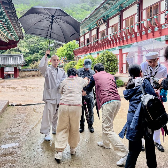 Karena pesona Beomjeong, tempat peribadatan yang ditinggali biksu muda tersebut tentu juga ikut jadi populer. Dilansir Straits Times, penjualan tiket tur kuil itu langsung laris dalam empat jam saja yang mana merupakan sebuah hal tidak biasa. Foto: Instagram @kkochsnim