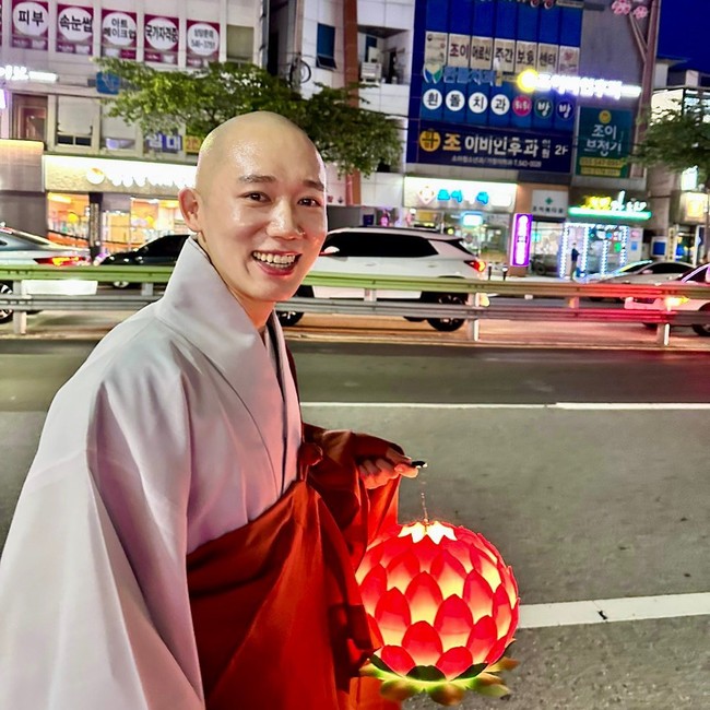 Tur di kuil Beomjeong biasanya menerima 22 partisipan tanpa perlu reservasi khusus dan tanpa bayaran. Tapi karena kepopuleran sang biksu, kuil berencana untuk menambah 18 orang lagi dalam satu sesinya. Foto: Instagram @kkochsnim