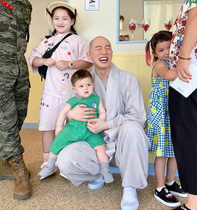 Di akun Instagram, Kochsnim sering membagikan kesehariannya, termasuk saat sedang diliput media. Foto: Instagram @kkochsnim