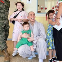 Di akun Instagram, Kochsnim sering membagikan kesehariannya, termasuk saat sedang diliput media. Foto: Instagram @kkochsnim