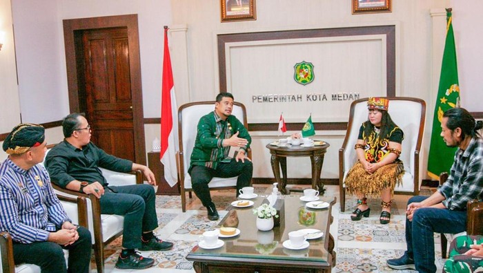 Bobby Nasution saat menerima kedatangan Ida Dayak di Balai Kota Medan. (Foto: Dok. Pemkot Medan)