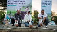 Dalam acara tersebut, BSI dan Kementerian BUMN melakukan penebaran benih ikan nila seberat 125 kg di Desa Wisata Mina Padi Samberembe, Sleman, Yogyakarta, Kamis (14/9/2023). Penebaran benih ikan dilakukan oleh Direktur Compliance & Human Capital BSI Tribuana Tunggadewi, Asisten Deputi Bidang Tanggung Jawab Sosial dan Lingkungan Kementerian BUMN Edi Eko Cahyono, Staf Ahli Bupati Sleman Bidang Ekonomi dan Pembangunan Heru Saptono, dan Tenaga Ahli Pengembangan Kawasan Agro Mina Park Frans Hero Making.