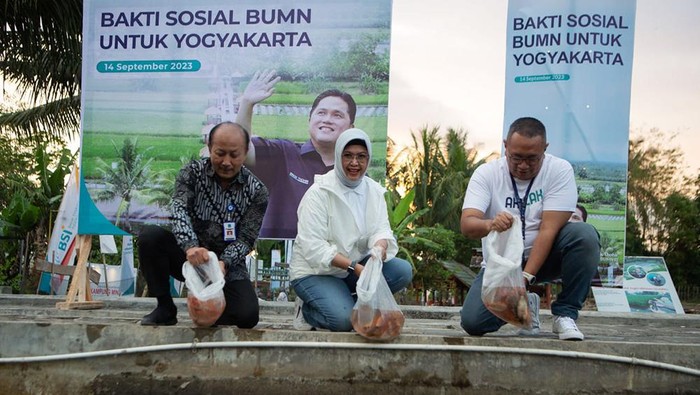 PT Bank Syariah Indonesia Tbk (BSI) berkolaborasi dengan Program Bakti Sosial BUMN memberikan bantuan kepada masyarakat di Desa Mina Padi Samberembe, Kabupaten Sleman, Yogyakarta, Kamis (14/9/2023). Hal itu bertujuan untuk mendukung usaha mereka.