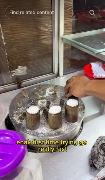 Bule Swedie ketagihan makan kue putu.