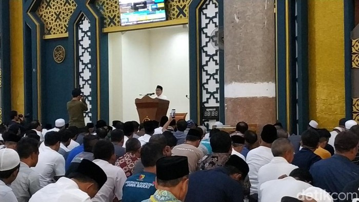 Cak Imin turut berkesempatan menyampaikan khutbah salat Jumat di Masjid Al Fathu, Kecamatan Soreang, Bandung.