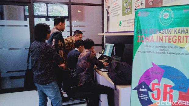 Kuasa hukum sedang menginput data di pengadilan negeri Klaten.