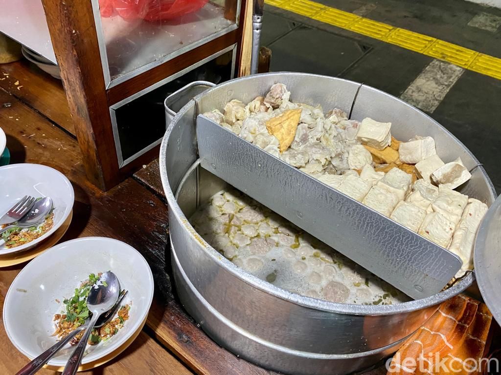 Cuma Rp 15 Ribu! Di Stasiun Gondangdia Ada Bakso Singo 85 yang Gurih Enak