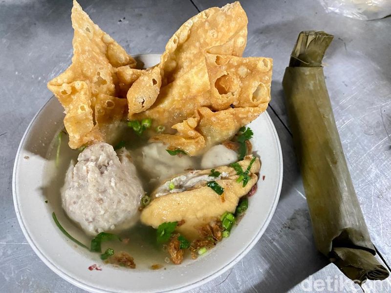 Cuma Rp 15 Ribu! Di Stasiun Gondangdia Ada Bakso Singo 85 yang Gurih Enak