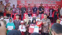 Dalam kesempatan ini, Bupati Klaten turut menyerahkan bantuan dari BAZNAS Klaten dan Pemkab Klaten kepada masyarakat yang membutuhkan. Foto: dok. Pemkab Klaten