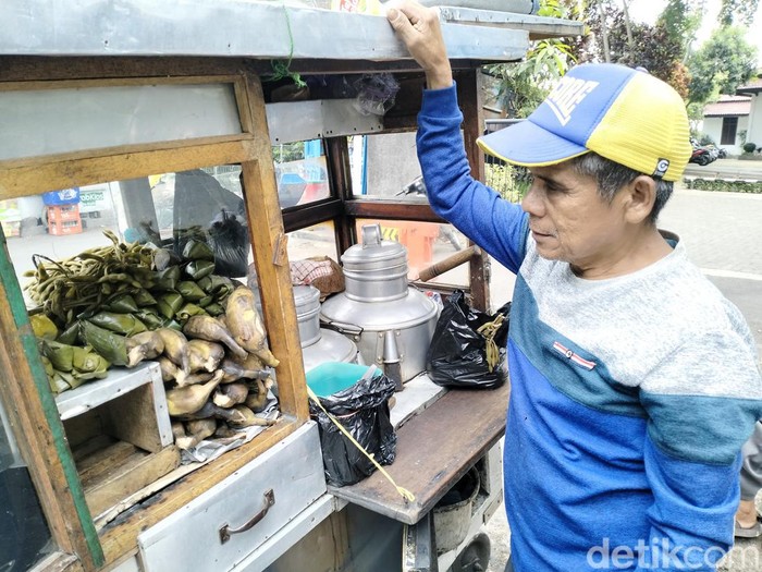 Encu, penjual bajigur di Kota Bandung.