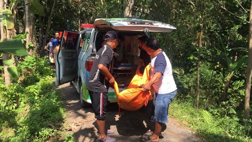 Evakuasi jenazah pria yang gantung diri di tepi sungai Banjar Baler Bale Agung, Desa Mendoyo Dangin Tukad, Kecamatan Mendoyo, Kabupaten Jembrana, Jumat (15/9/2023). (Dok. Polres Jembrana)