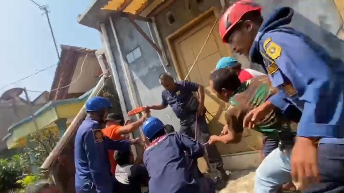 Evakuasi lansia di Bogor jatuh ke sumur