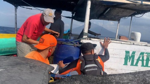 Evakuasi wisatawan Amerika dan lokal yang hilang kontak di di Gunung Batutara Pulau Komba Kabupaten Lembata, Nusa Tenggara Timur (NTT). (Dok. Basarnas Maumere)