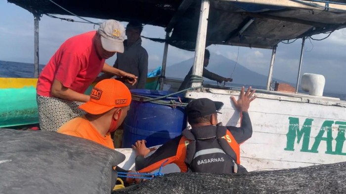Evakuasi wisatawan Amerika dan lokal yang hilang kontak di di Gunung Batutara Pulau Komba Kabupaten Lembata, Nusa Tenggara Timur (NTT). (Dok. Basarnas Maumere)