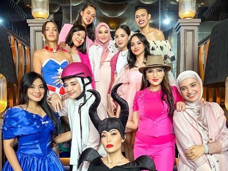 10 Gaya Geng Cendol Saat Arisan, Nia Ramadhani Seksi Jadi Superhero