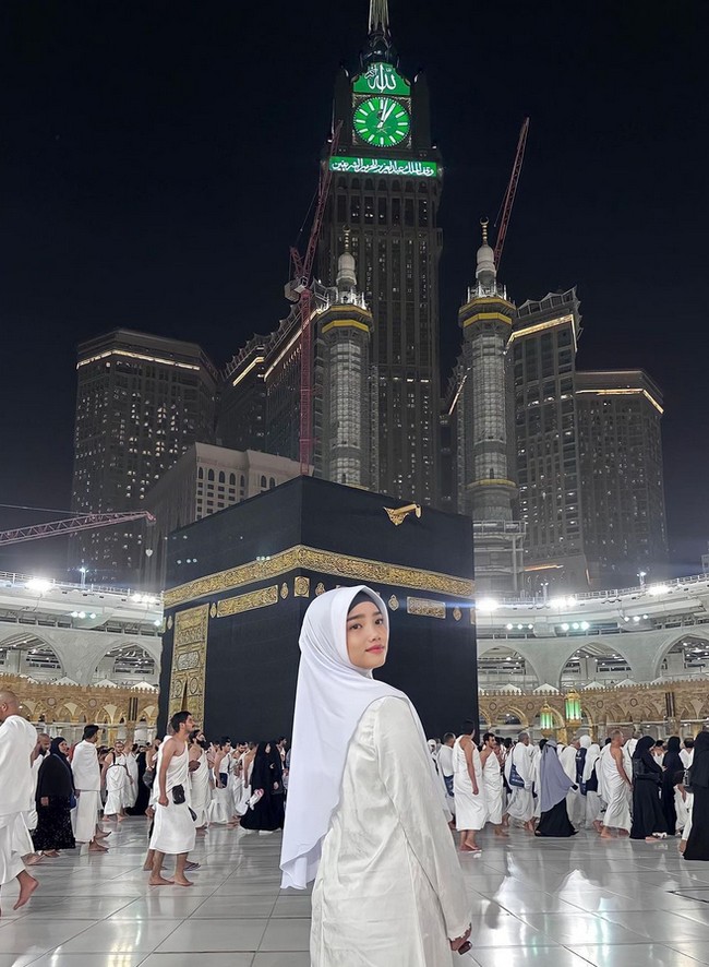 Penampilan Fuji yang santun dan berhijab langsung mendapatkan pujian dari warganet. Masya allahh cantikk nyaa kak fujii memakai kerudung @fujian 😍😍❤️❤️❤️, ucap pengguna Instagram @filzahamraa_.Masyaallah cantiknya ka fuji❤️❤️, puji akun @nadhif.0702.Maa Syaa Allaaahh @fuji_an tetapp seperti ini cara berpakaiannya@yaah dears, ☺️, kata akun @tantiyuliantii.Yu bisa yu uti istiqomah, timpal akun @ayaaa.aksakfn. Foto: Dok. Instagram @fuji_an.