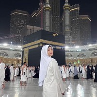 Penampilan Fuji yang santun dan berhijab langsung mendapatkan pujian dari warganet. Masya allahh cantikk nyaa kak fujii memakai kerudung @fujian 😍😍❤️❤️❤️, ucap pengguna Instagram @filzahamraa_.Masyaallah cantiknya ka fuji❤️❤️, puji akun @nadhif.0702.Maa Syaa Allaaahh @fuji_an tetapp seperti ini cara berpakaiannya@yaah dears, ☺️, kata akun @tantiyuliantii.Yu bisa yu uti istiqomah, timpal akun @ayaaa.aksakfn. Foto: Dok. Instagram @fuji_an.