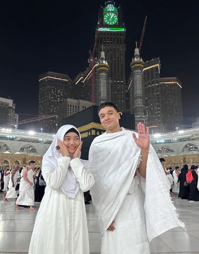 Pemain film Bukan Cinderella ini mengucapkan rasa syukur bisa menjalani ibadah umrah. Bersama kakaknya, Fadly dan Fuji mengabadikan momen saat berada di depan Kabah. Allahumma sholli ala sayyidina muhammad wa ala ali sayyidina muhammad, tulis keterangan foto. Foto: Dok. Instagram @fuji_an.