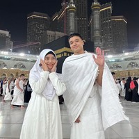 Pemain film Bukan Cinderella ini mengucapkan rasa syukur bisa menjalani ibadah umrah. Bersama kakaknya, Fadly dan Fuji mengabadikan momen saat berada di depan Kabah. Allahumma sholli ala sayyidina muhammad wa ala ali sayyidina muhammad, tulis keterangan foto. Foto: Dok. Instagram @fuji_an.