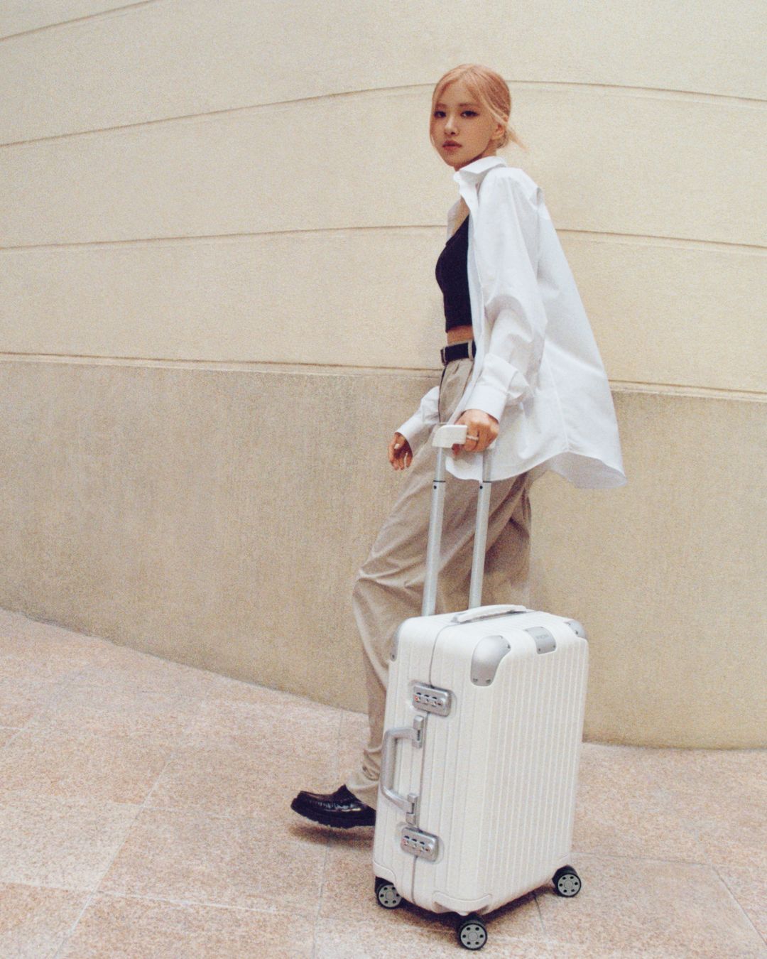 Gaya Rose Blackpink Jadi Brand Ambassador Rimowa Bareng Mbappe dan Lewis Hamilton