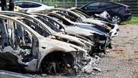 Penampakan deretan mobil Tesla Model Y yang terbakar di Frankfurt, Jerman, Kamis (14/9/2023).  