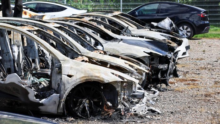 Geger Belasan Mobil Tesla Dibakar Kelompok Anonim A view shows burnt Tesla Model Y cars, in Frankfurt, Germany, September 14, 2023. REUTERS/Wolfgang Rattay TPX IMAGES OF THE DAY