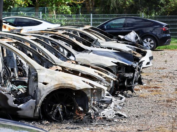 Geger Belasan Mobil Tesla Dibakar Kelompok Anonim