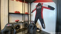 Area display GR Parts & GR Merchandise untuk berbagai model kendaraan GAZOO Racing. Terdapat basic accessories items dan performance parts yang ditampilkan. Beberapa item GR Parts & GR merchandise ekslusif hanya bisa didapatkan di GR Garage. Foto: Ridwan Arifin