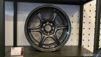 Salah satu velg aftermarket yang juga dijual di GR Garage: Agya, Raize, dan Yaris Foto: Ridwan Arifin