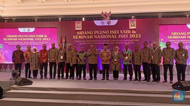 Gubernur Bank Indonesia (BI) sekaligus Ketua Umum Ikatan Sarjana Ekonomi Indonesia (ISEI) Perry Warjiyo mengungkapkan bahwa ada lima ancaman yang menghantui ekonomi global dan nasional ke depannya. (CNBC Indonesia/Ferry Sandi)