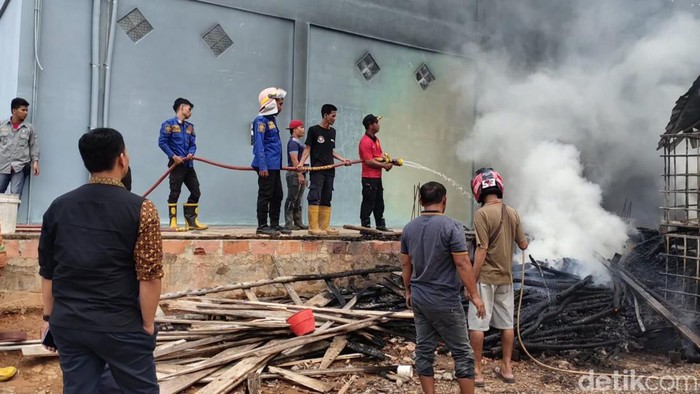 Gudang minyak goreng bekas di Palembang terbakar.