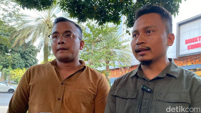 Hika TA Putra (kanan) menyebut pihaknya bersama Barbie Kumalasari ditunjuk sebagai kuasa hukum kru film porno.