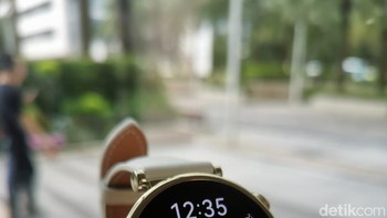 Huawei Watch GT 4 juga bisa diajak berenang sebab memiliki sertifikasi IP68 dan ketahanan air hingga 50 meter. Lalu juga adanya dukungan fitur Always On Display dengan peningkatan elemen AOD hingga 20%. Foto: Josina