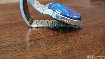 Masing-masing ukuran memiliki diameter layar 1,32 inch dan 1,43 inchi, dibekali tingkat kepadatan pixel 326ppi dan 352ppi. Foto: Josina