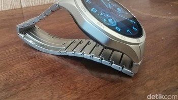 Smartwatch baru ini juga membawa teknologi TruSeen 5.5 Plus yang dapat melacak detak jantung, tidur, oksigen darah, langkah, dan kalori yang telah dibakar sepanjang hari. Foto: Josina