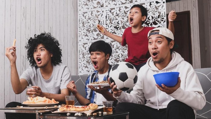 Ilustrasi nonton sepakbola