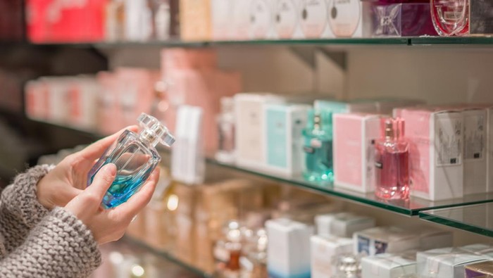 Hukum Pakai Parfum Menyengat bagi Wanita Saat Keluar Rumah