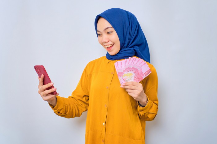 Ilustrasi wanita hijab pegang uang