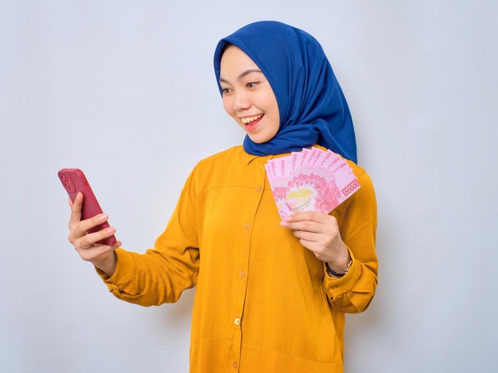 Ilustrasi wanita hijab pegang uang