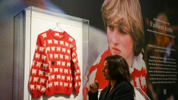 5 Foto Sweater Motif Domba Putri Diana yang Laku Miliaran Rupiah