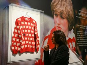 5 Foto Sweater Motif Domba Putri Diana yang Laku Miliaran Rupiah