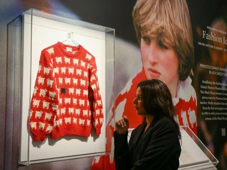 5 Foto Sweater Motif Domba Putri Diana yang Laku Miliaran Rupiah