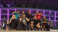 Lari sore atau malam biar bisa sekalian stress release pulang kerja.