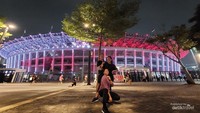 Habis olahraga tak lupa foto dengan latar GBK dan lampunya yang cakep.
