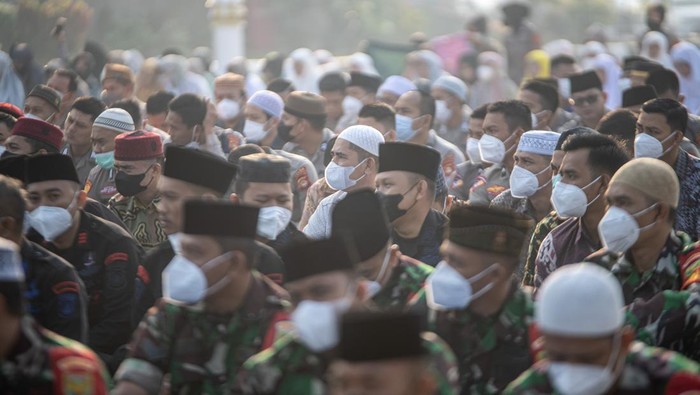 Sejumla personel Polri, TNI dan PNS Polda Sumatera Selatan melaksanakan shalat Istisqa (salat meminta hujan) di halaman Polda Sumatera Selatan di Palembang, Jumat (15/9/2023). Shalat tersebut bertujuan untuk meminta kepada Allah SWT untuk diturunkannya hujan agar bencana kabut asap yang menyelimuti kota Palembang segera berakhir. ANTARA FOTO/Nova Wahyudi