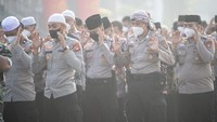 Beragam cara dilakukan warga untuk mendapatkan hujan. Kondisi kabut asap dan kekeringan yang makin parah di Palembang membuat Umat Islam melaksanakan Shalat Istisqa atau salat meminta hujan. (ANTARA FOTO/Nova Wahyudi)