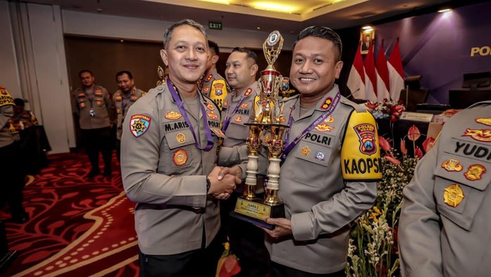 Kapolres Ngawi AKBP Argowiyono menerima penghargaan Siap Semeru 2023.