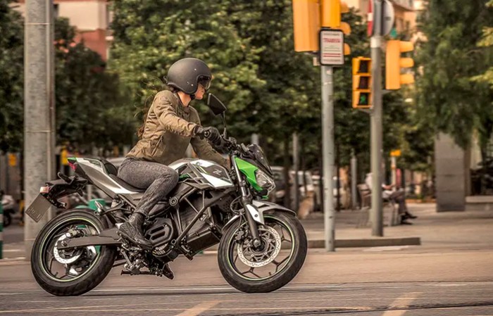 Kawasaki mulai jual motor listrik, Kawasaki Ninja e-1 dan Kawasaki Z e-1.