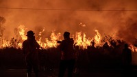 Petugas gabungan dari BPBD Sumatera Selatan dan Manggala Agni Daops Lahat dikerahkan untuk memadamkan kebakaran lahan. 